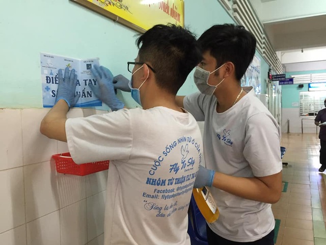 Học sinh đi xin nước rửa tay, khẩu trang về phát cho người dân phòng dịch - 5 Học sinh đi xin nước rửa tay, khẩu trang về phát cho người dân phòng dịch - 5