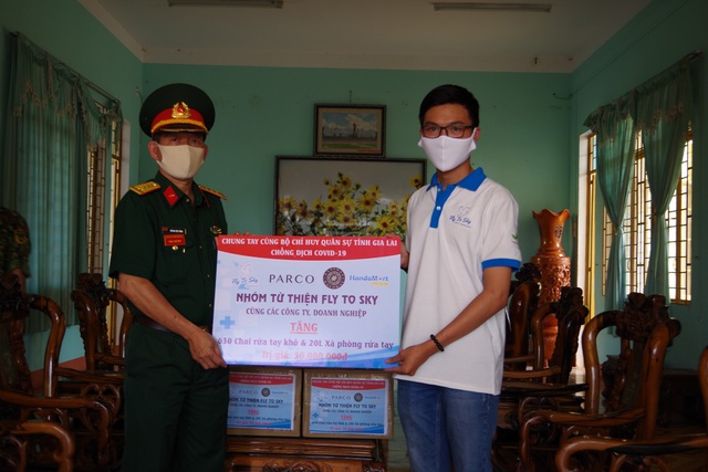Học sinh đi xin nước rửa tay, khẩu trang về phát cho người dân phòng dịch - 1 Học sinh đi xin nước rửa tay, khẩu trang về phát cho người dân phòng dịch - 1
