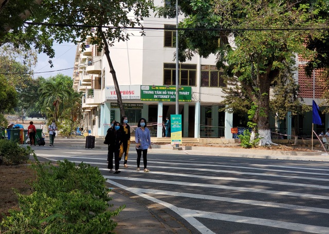 Đại học Quốc gia TPHCM trao tặng 7.000 khẩu trang tại khu cách ly - 2