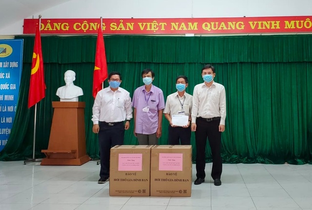 Đại học Quốc gia TPHCM trao tặng 7.000 khẩu trang tại khu cách ly - 1