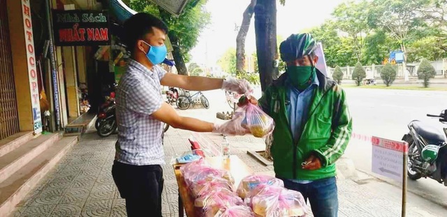 Người Đà Nẵng trao nhau những suất cơm nghĩa tình giữa mùa dịch Covid-19 - 4 Người Đà Nẵng trao nhau những suất cơm nghĩa tình giữa mùa dịch Covid-19 - 4