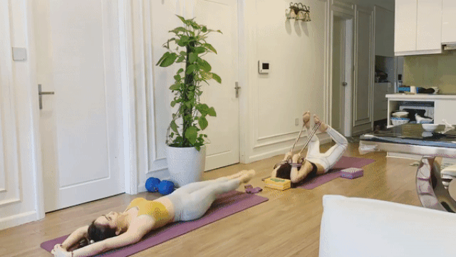 Quỳnh Nga tiết lộ bài tập tại nhà để tránh tích “bé mỡ” giữa dịch Covid-19 - 5 Quỳnh Nga tiết lộ bài tập tại nhà để tránh tích “bé mỡ” giữa dịch Covid-19 - 5