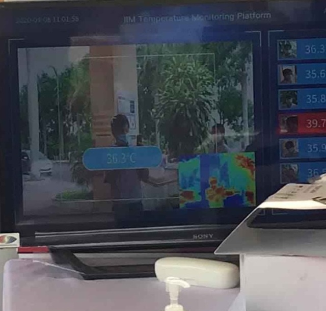 Bệnh viện đầu tiên ở Tây Nguyên dùng robot để kiểm tra thân nhiệt - 2 Bệnh viện đầu tiên ở Tây Nguyên dùng robot để kiểm tra thân nhiệt - 2