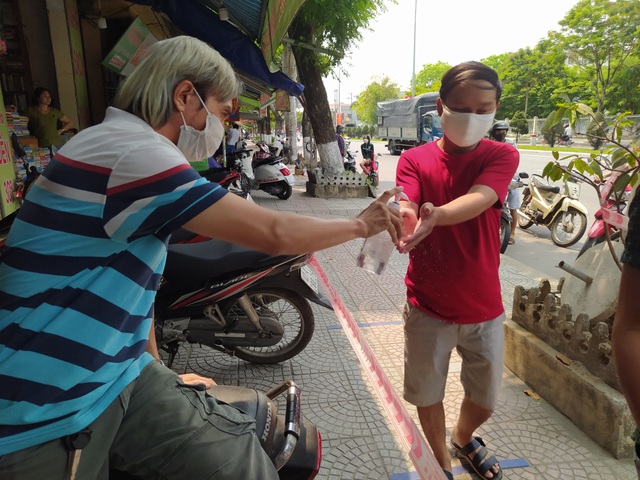 Người Đà Nẵng trao nhau những suất cơm nghĩa tình giữa mùa dịch Covid-19 - 3 Người Đà Nẵng trao nhau những suất cơm nghĩa tình giữa mùa dịch Covid-19 - 3