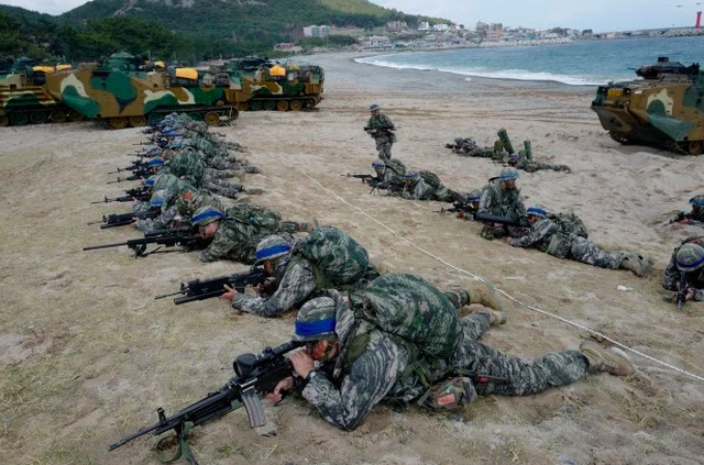 Son Heung-min mặc áo lính trong thời gian huấn luyện quân sự tại Hàn Quốc - 5 Son Heung-min mặc áo lính trong thời gian huấn luyện quân sự tại Hàn Quốc - 5