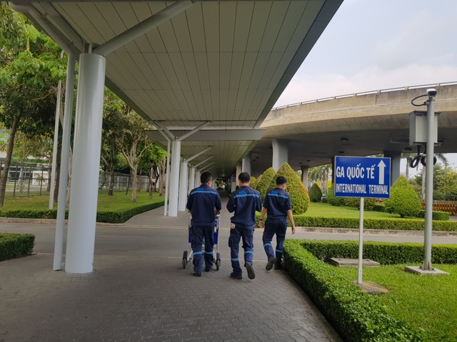 Sân bay Tân Sơn Nhất vắng lặng.jpg Sân bay Tân Sơn Nhất vắng lặng.jpg