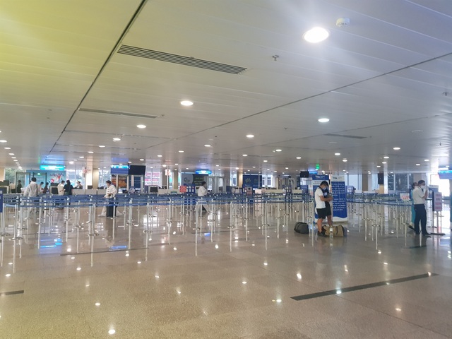 Sân bay Tân Sơn Nhất vắng lặng.jpg Sân bay Tân Sơn Nhất vắng lặng.jpg