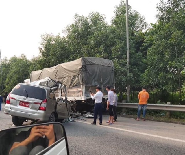 Hà Nội: Xe biển đỏ nát đầu sau cú rúc đuôi xe tải trên đại lộ Thăng Long - 1