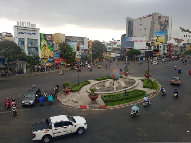 Sài Gòn đón mưa vàng.jpg Sài Gòn đón mưa vàng .jpg
