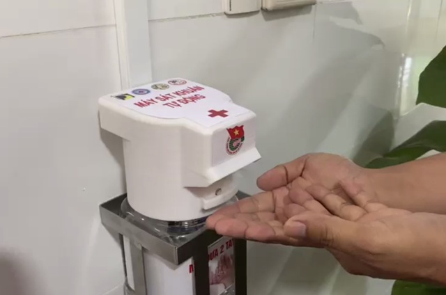 ĐH Bách khoa Đà Nẵng bàn giao máy rửa tay sát khuẩn tự động đến bệnh viện - 2 ĐH Bách khoa Đà Nẵng bàn giao máy rửa tay sát khuẩn tự động đến bệnh viện - 2