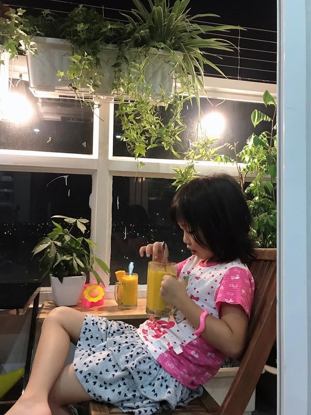 Người mẹ cay khóe mắt khi cùng con du lịch qua... ban công - 1 Người mẹ cay khóe mắt khi cùng con du lịch qua... ban công - 1