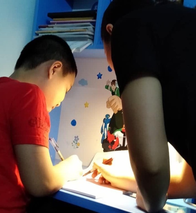 Nghỉ học vì dịch bệnh Covid-19: Bố mẹ và các con thành “bạn học” - 1