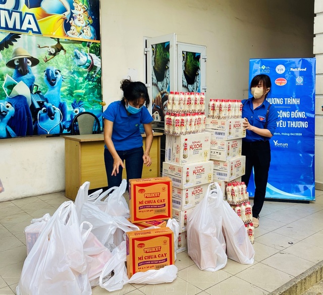 Yêu thương bừng sáng trong mùa dịch Covid-19 - 3 Yêu thương bừng sáng trong mùa dịch Covid-19 - 3