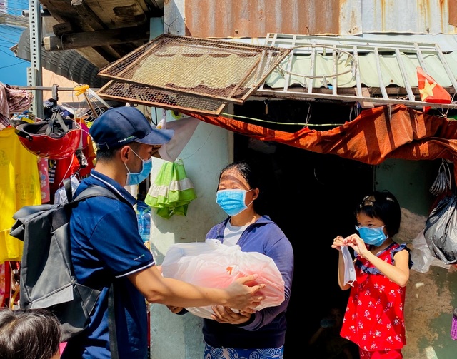 Yêu thương bừng sáng trong mùa dịch Covid-19 - 4 Yêu thương bừng sáng trong mùa dịch Covid-19 - 4
