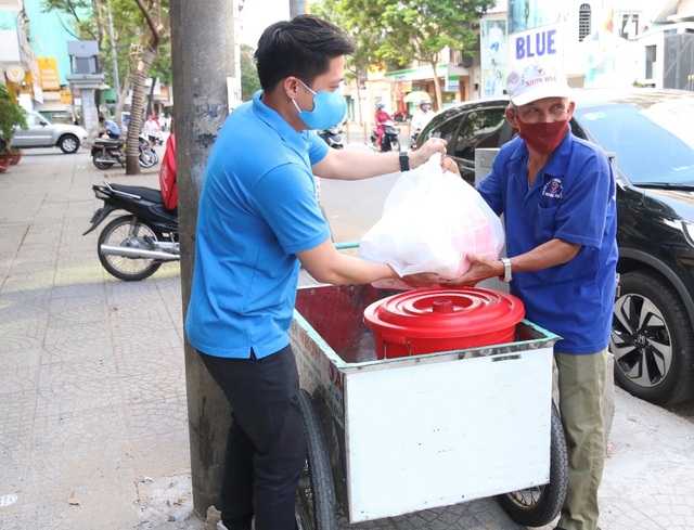 Yêu thương bừng sáng trong mùa dịch Covid-19 - 5 Yêu thương bừng sáng trong mùa dịch Covid-19 - 5