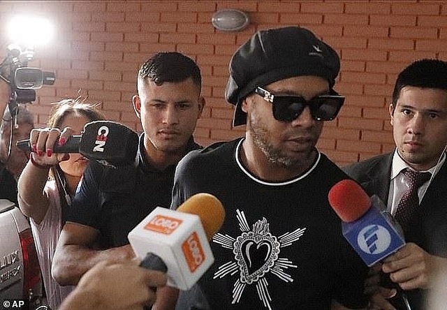Ronaldinho hạnh phúc sau khi thoát khỏi trại giam - 1 Ronaldinho hạnh phúc sau khi thoát khỏi trại giam - 1