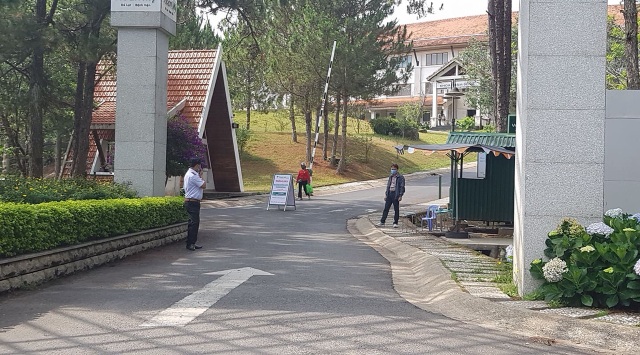 Không hợp tác sàng lọc y tế, người đàn ông hành hung bảo vệ - 1 Không hợp tác sàng lọc y tế, người đàn ông hành hung bảo vệ - 1