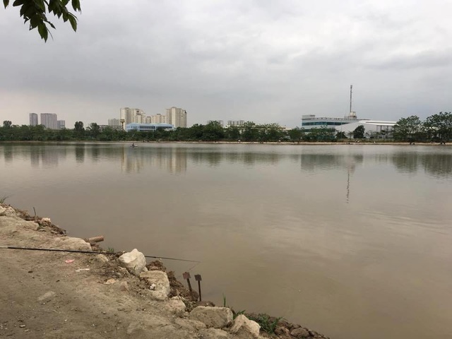 Hà Nội: Đi câu dịch vụ, một cần thủ ngã xuống hồ tử vong - 1 Hà Nội: Đi câu dịch vụ, một cần thủ ngã xuống hồ tử vong - 1