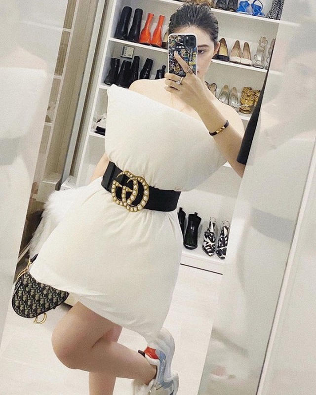 Ở nhà chống dịch, loạt mỹ nhân Việt đua nhau biến gối ngủ thành váy gợi cảm - 1 Ở nhà chống dịch, loạt mỹ nhân Việt đua nhau biến gối ngủ thành váy gợi cảm - 1