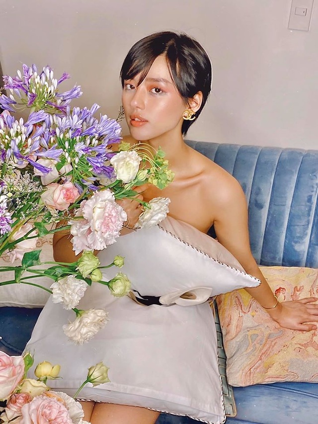 Ở nhà chống dịch, loạt mỹ nhân Việt đua nhau biến gối ngủ thành váy gợi cảm - 8 Ở nhà chống dịch, loạt mỹ nhân Việt đua nhau biến gối ngủ thành váy gợi cảm - 8