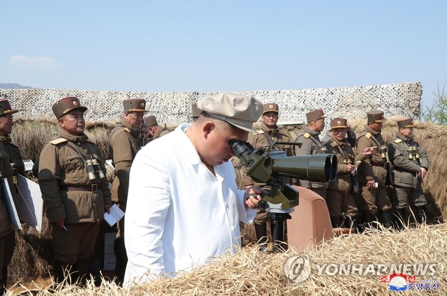 Nhà lãnh đạo Triều Tiên Kim Jong-un thị sát tập trận - 2 Nhà lãnh đạo Triều Tiên Kim Jong-un thị sát tập trận - 2