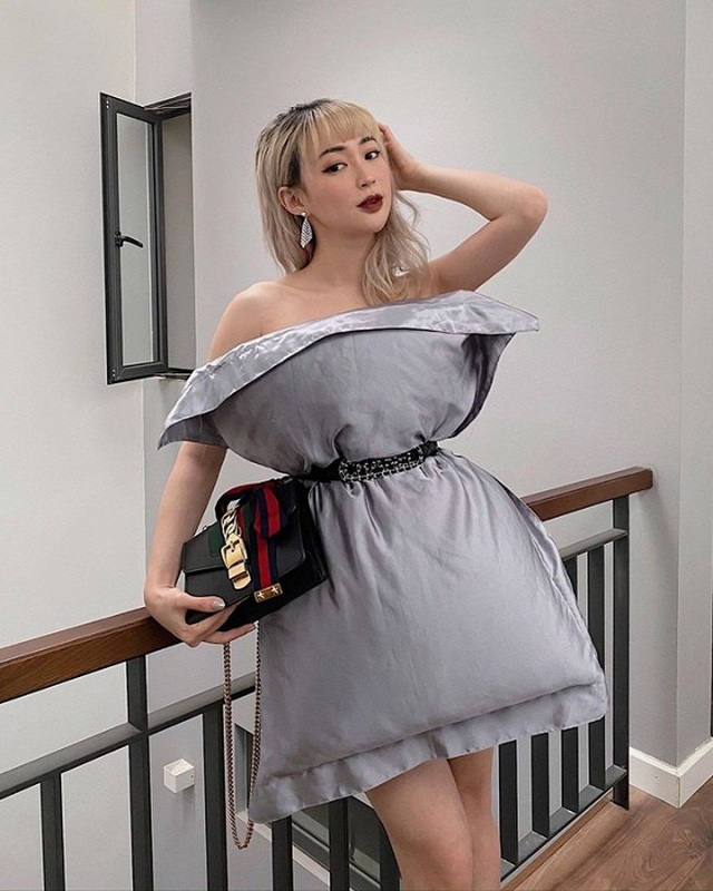 Ở nhà chống dịch, loạt mỹ nhân Việt đua nhau biến gối ngủ thành váy gợi cảm - 13 Ở nhà chống dịch, loạt mỹ nhân Việt đua nhau biến gối ngủ thành váy gợi cảm - 13