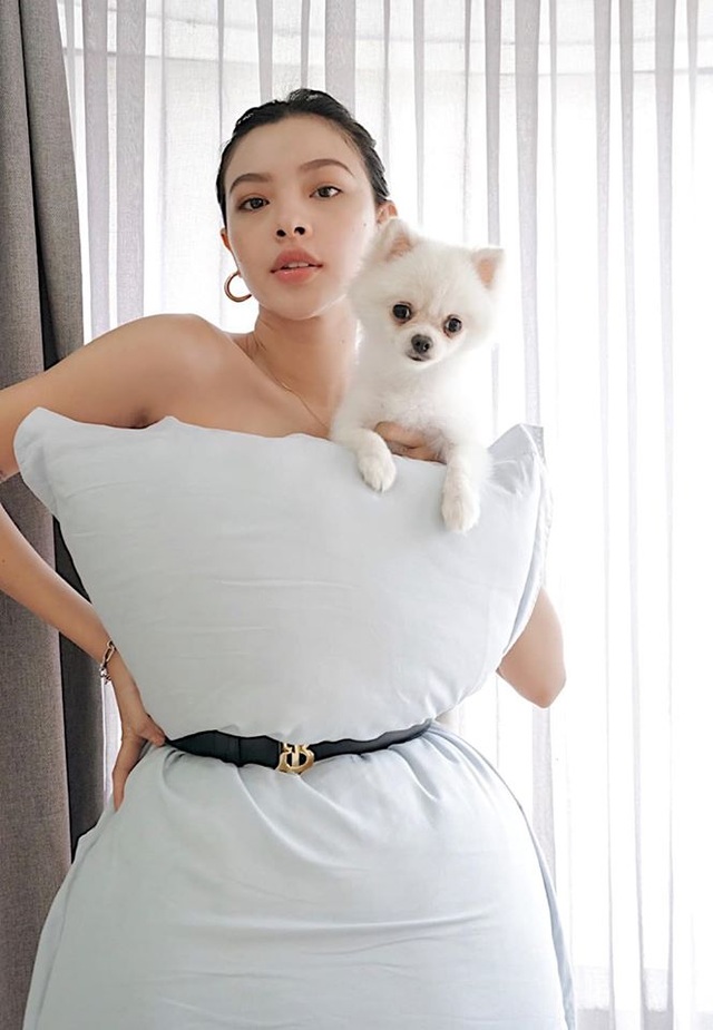 Ở nhà chống dịch, loạt mỹ nhân Việt đua nhau biến gối ngủ thành váy gợi cảm - 11 Ở nhà chống dịch, loạt mỹ nhân Việt đua nhau biến gối ngủ thành váy gợi cảm - 11