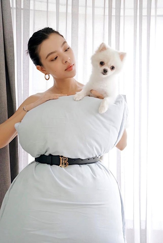 Ở nhà chống dịch, loạt mỹ nhân Việt đua nhau biến gối ngủ thành váy gợi cảm - 12 Ở nhà chống dịch, loạt mỹ nhân Việt đua nhau biến gối ngủ thành váy gợi cảm - 12