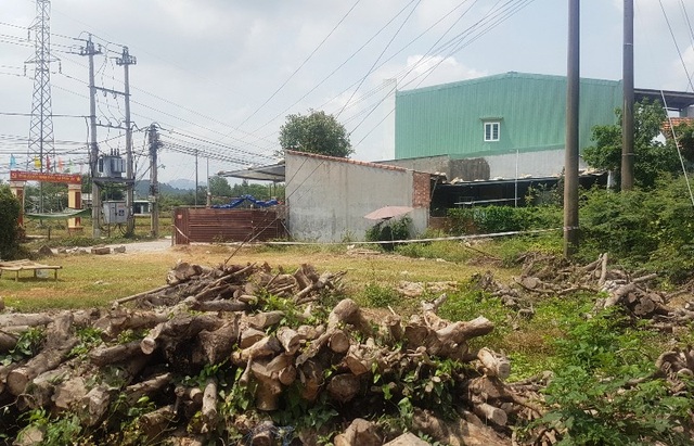 Tá hỏa phát hiện thi thể ở bãi đất trống gần nhà - 1 Tá hỏa phát hiện thi thể ở bãi đất trống gần nhà - 1