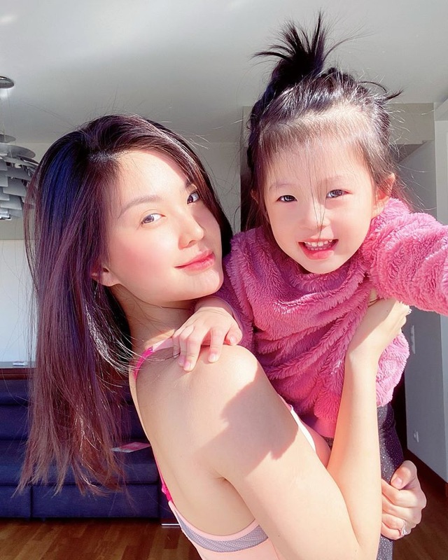 Để vợ cắt tóc mùa dịch, chồng Á hậu Diễm Trang được dân mạng khen “can đảm” - 5 Để vợ cắt tóc mùa dịch, chồng Á hậu Diễm Trang được dân mạng khen “can đảm” - 5