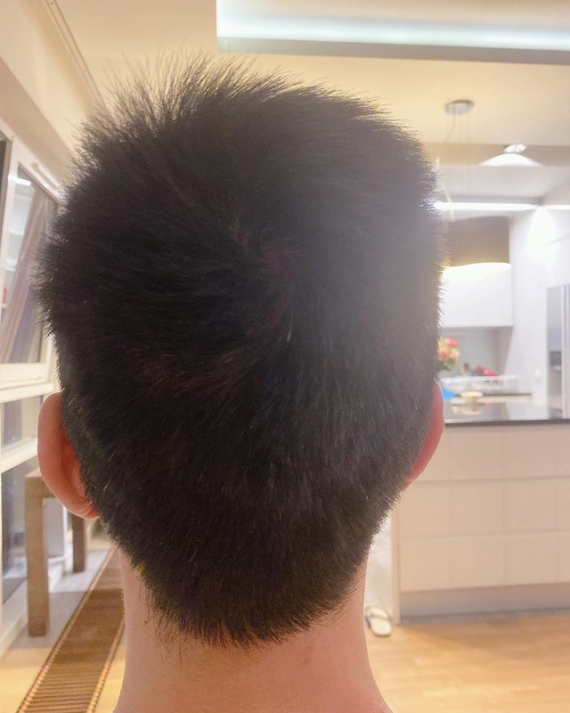 Để vợ cắt tóc mùa dịch, chồng Á hậu Diễm Trang được dân mạng khen “can đảm” - 2 Để vợ cắt tóc mùa dịch, chồng Á hậu Diễm Trang được dân mạng khen “can đảm” - 2
