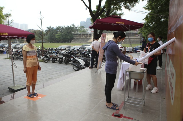 Người dân Hà Nội ùn ùn chở gạo tới góp sức ATM gạo - 7