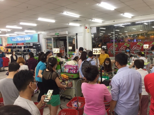 Dân đổ xô mua thực phẩm tích trữ, các siêu thị làm ăn lời lãi ra sao? - 2 Dân đổ xô mua thực phẩm tích trữ, các siêu thị làm ăn lời lãi ra sao? - 2