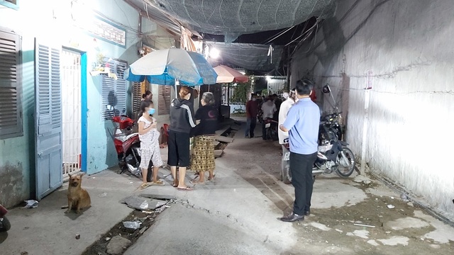 Người đàn ông đang ngồi trước cửa phòng trọ bị chém chết - 1 Người đàn ông đang ngồi trước cửa phòng trọ bị chém chết - 1