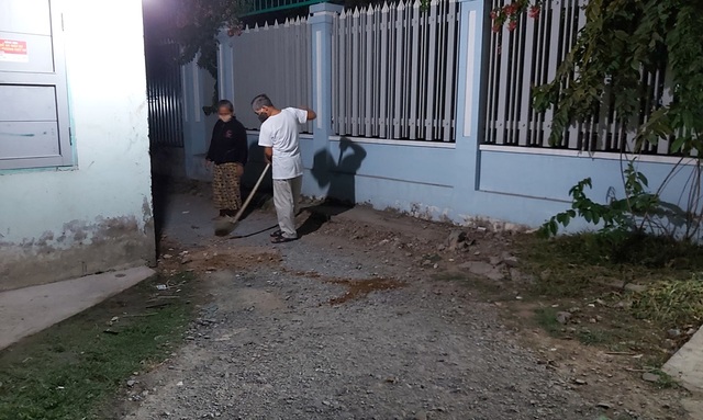 Người đàn ông đang ngồi trước cửa phòng trọ bị chém chết - 2 Người đàn ông đang ngồi trước cửa phòng trọ bị chém chết - 2