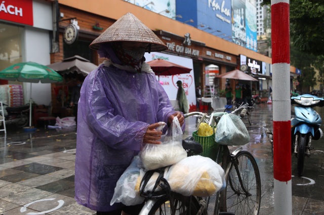 Thêm một “cây ATM” gạo, người nghèo Hà Nội đội mưa đi nhận miễn phí - 8