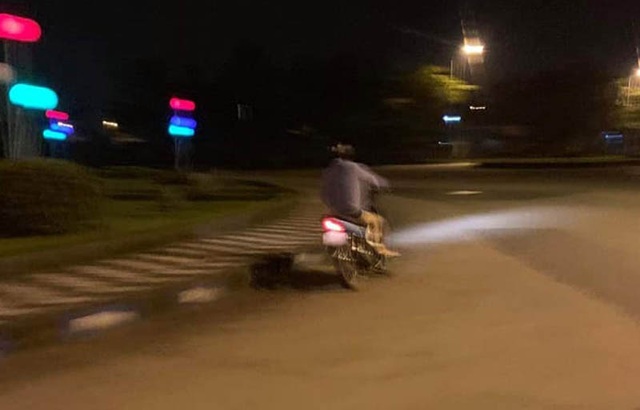 Xuất hiện đối tượng biến thái bám theo các cô gái trên đường vắng - 1 Xuất hiện đối tượng biến thái bám theo các cô gái trên đường vắng - 1