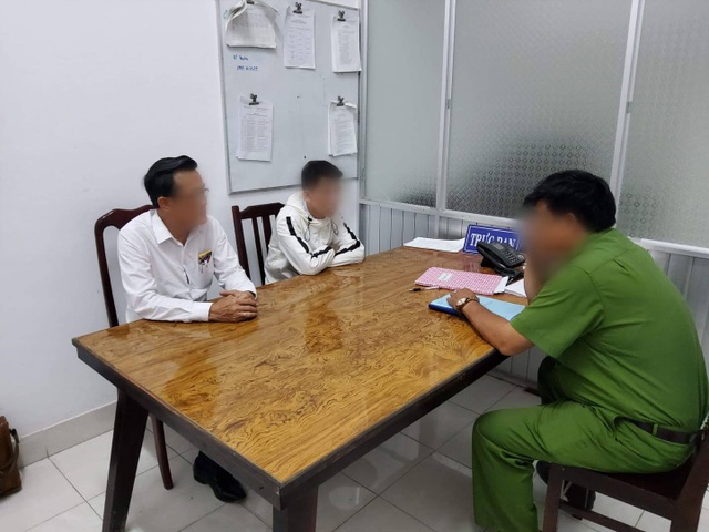 Nhóm luật sư đưa nghi can ra công an đầu thú - 2 Nhóm luật sư đưa nghi can ra công an đầu thú - 2