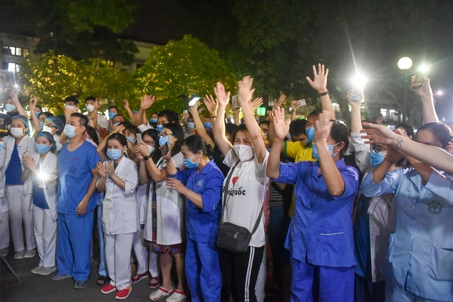Nhiều y, bác sĩ Bệnh viện Bạch Mai bật khóc khi được gỡ bỏ lệnh cách ly - 6 Nhiều y, bác sĩ Bệnh viện Bạch Mai bật khóc khi được gỡ bỏ lệnh cách ly - 6