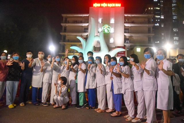 Nhiều y, bác sĩ Bệnh viện Bạch Mai bật khóc khi được gỡ bỏ lệnh cách ly - 10 Nhiều y, bác sĩ Bệnh viện Bạch Mai bật khóc khi được gỡ bỏ lệnh cách ly - 10