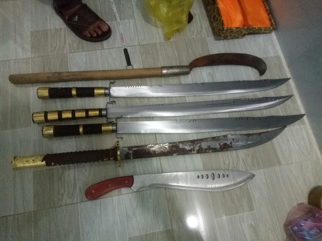 Bắt ổ bạc trong tiệm cầm đồ, phát hiện tàng trữ súng và nhiều đao kiếm - 2 Bắt ổ bạc trong tiệm cầm đồ, phát hiện tàng trữ súng và nhiều đao kiếm - 2
