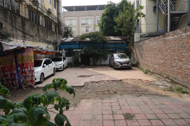 Cận cảnh 2 lô đất vàng im lìm của “ông lớn” đường sắt phải thu hồi - 11 Cận cảnh 2 lô đất vàng im lìm của “ông lớn” đường sắt phải thu hồi - 11