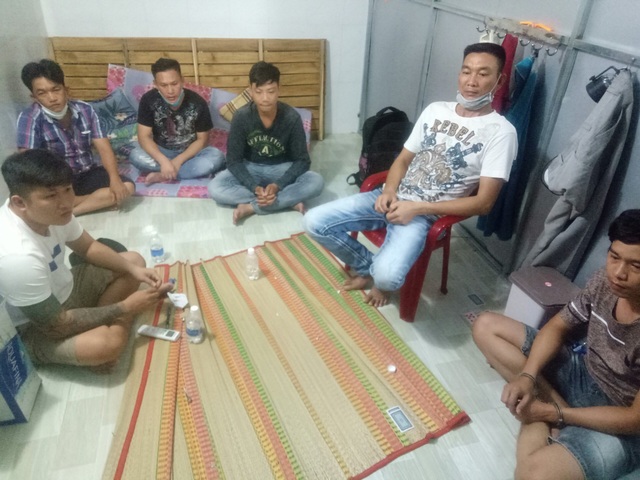 Bắt ổ bạc trong tiệm cầm đồ, phát hiện tàng trữ súng và nhiều đao kiếm - 1 Bắt ổ bạc trong tiệm cầm đồ, phát hiện tàng trữ súng và nhiều đao kiếm - 1