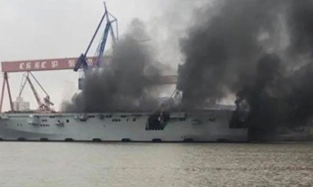 Tàu tấn công đổ bộ của Trung Quốc bốc cháy