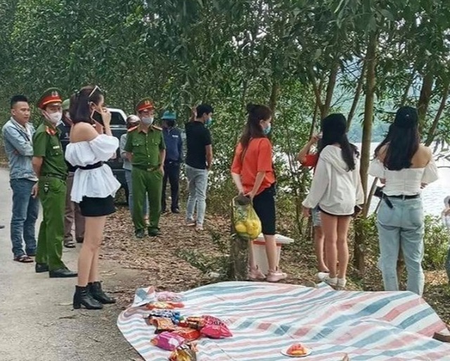 Phạt hàng trăm người không đeo khẩu trang ở công viên - 5 Phạt hàng trăm người không đeo khẩu trang ở công viên - 5