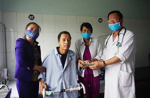 Bạn đọc Dân trí giúp đỡ người đàn ông bị vỡ đốt sống hơn 110 triệu đồng - 1 Bạn đọc Dân trí giúp đỡ người đàn ông bị vỡ đốt sống hơn 110 triệu đồng - 1