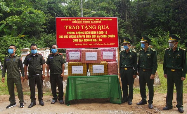 Tặng vật tư y tế, nhu yếu phẩm cho lực lượng chống dịch nước bạn Lào