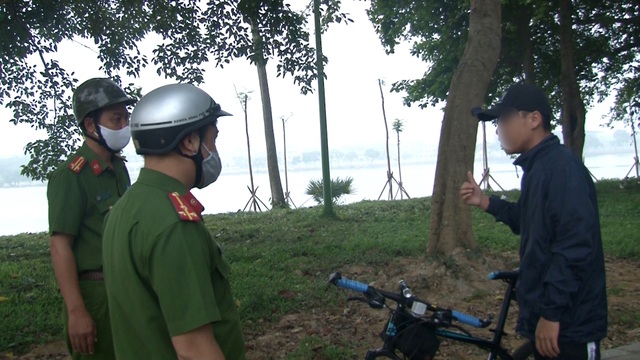 Phạt hàng trăm người không đeo khẩu trang ở công viên - 2 Phạt hàng trăm người không đeo khẩu trang ở công viên - 2