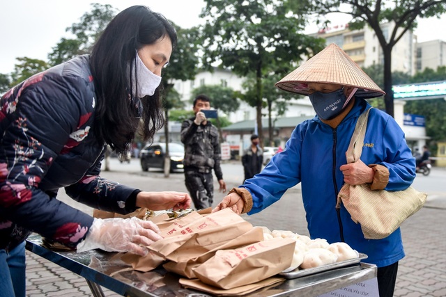 300 chiếc bánh ấm nóng trao tặng người nghèo trong ngày Hà Nội trở lạnh - 7