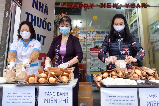 300 chiếc bánh ấm nóng trao tặng người nghèo trong ngày Hà Nội trở lạnh - 8